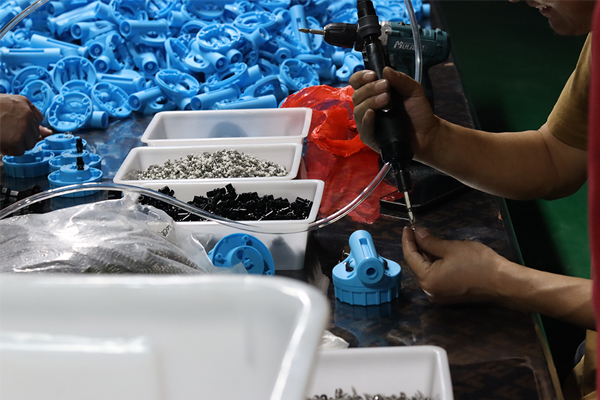 an [electric water sprayer](https://www.reddit.com/r/AutoDetailing/comments/1j9gk9v/what_are_your_experiences_in_using_electric_foam/)<sup id=