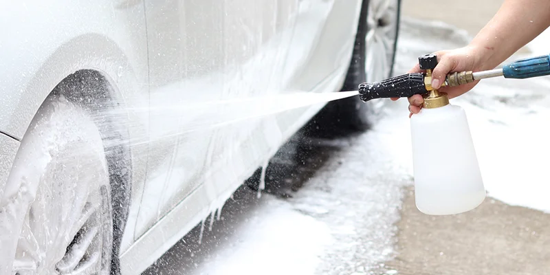 Adjusting the foam cannon spray from a wide fan to a targeted jet
